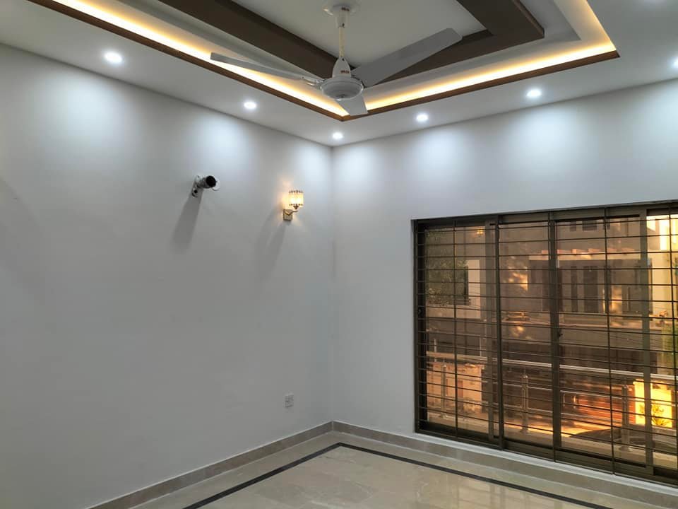 10 Marla Beautiful brand new Full House Available For Rent in Hussain Block Bahria town Lahore