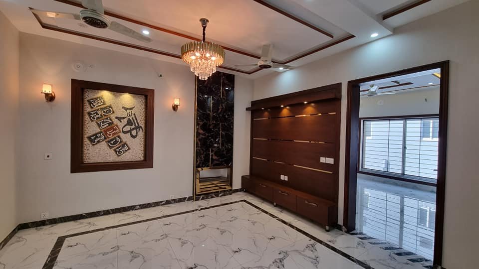 10 Marla house  For Sale at Bahria Town Lahore