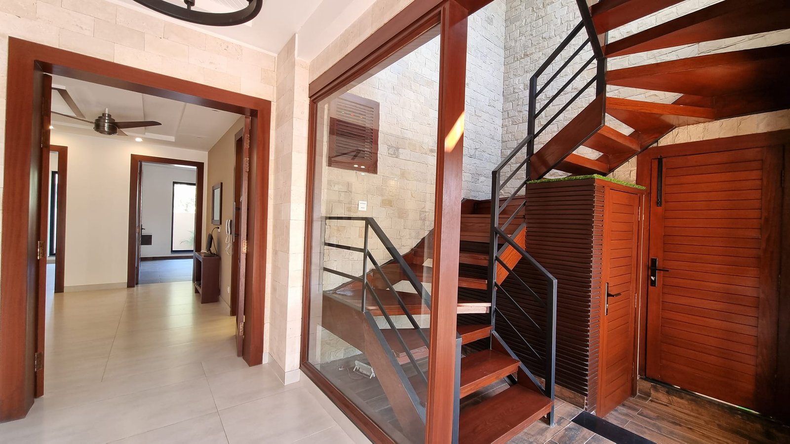 10 Marla house For Sale at Bahria Town Lahore