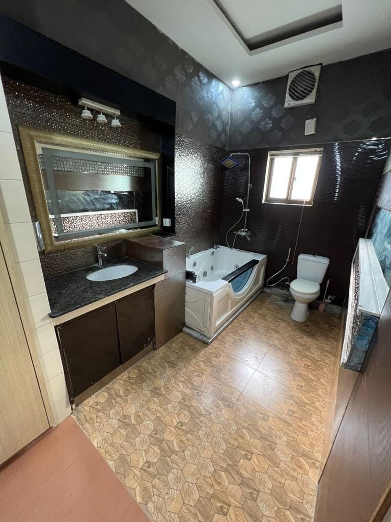 1 Kanal Modern design slightly use the house for sale in C Block Phase 6  DHA LAHORE