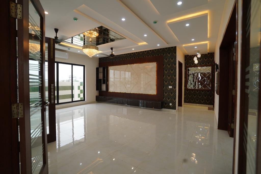 01 Kanal Stunning Bunglow Available for Sale In DHA Lahore