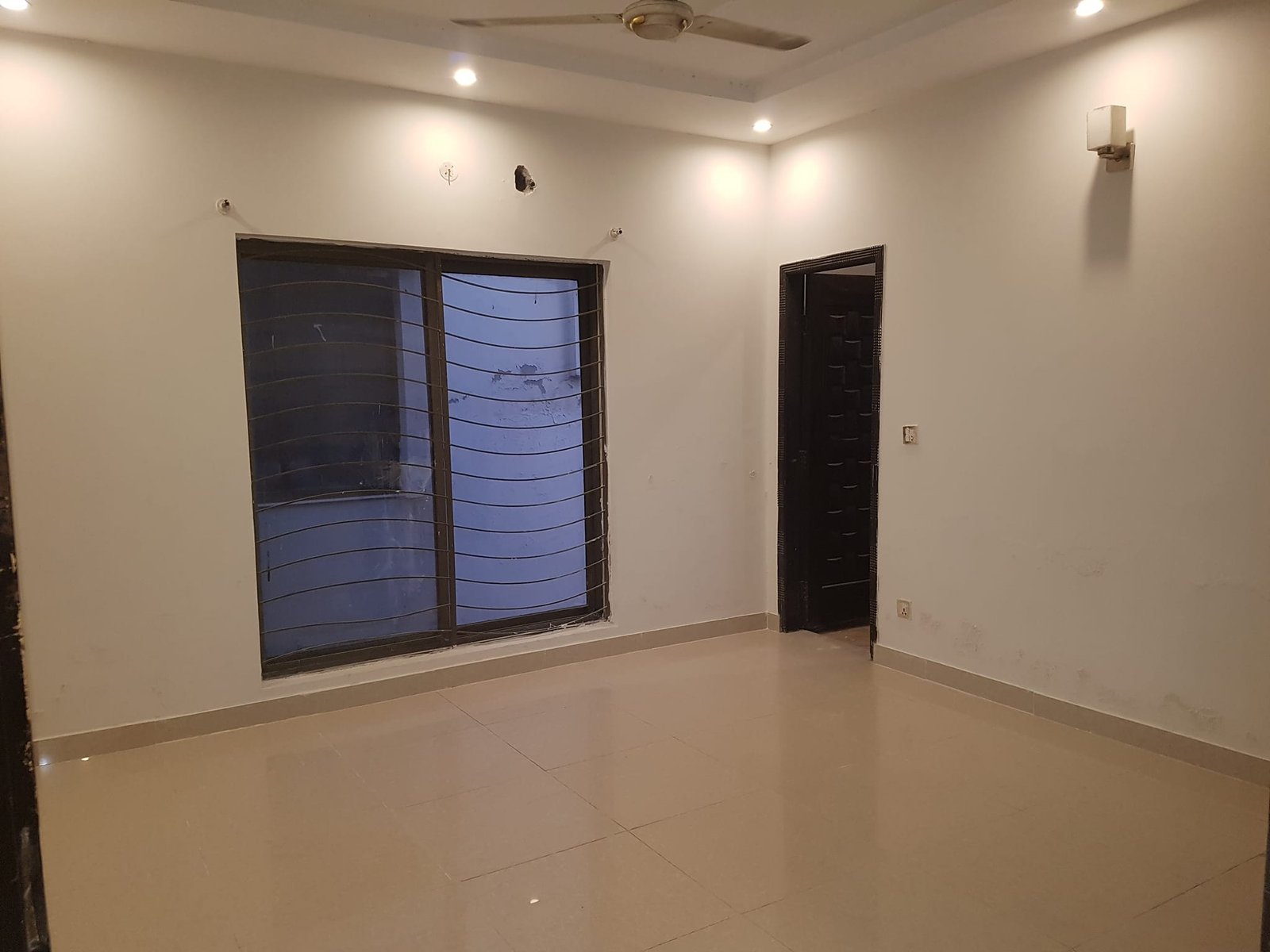 10 Marla Full House available for Rent in Bahria town Lahore
