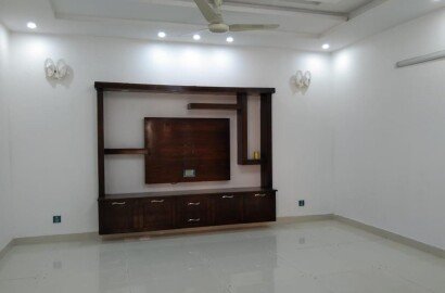 10 Marla New portion for Rent in Bahria town Lahore