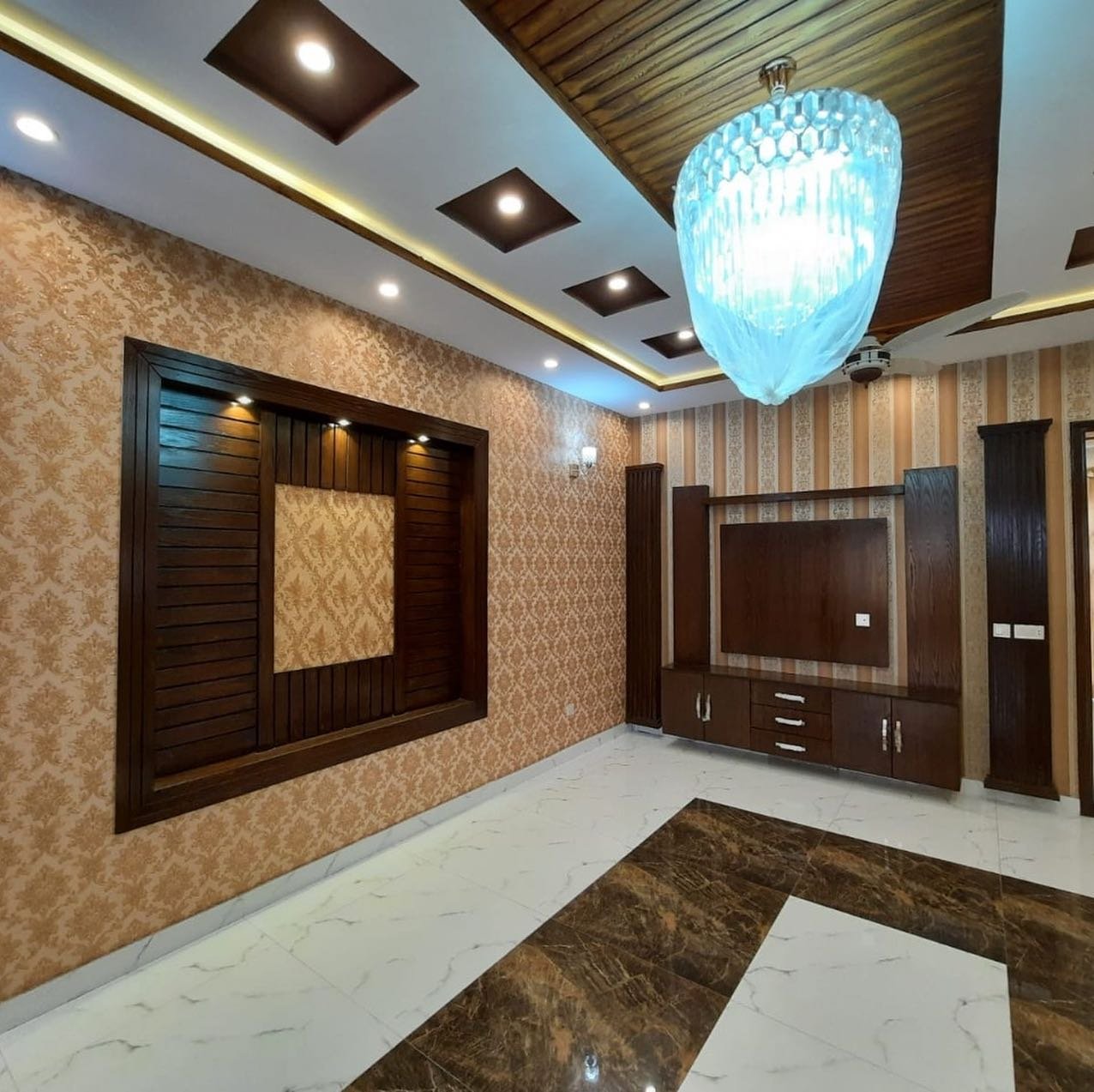 10 Marla House For Sale in Tariq Gardens Lahore