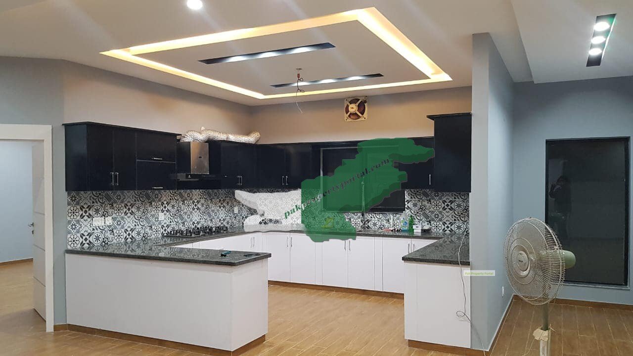 10Marla Brand New House For Sale in  Bahria Town Lahore