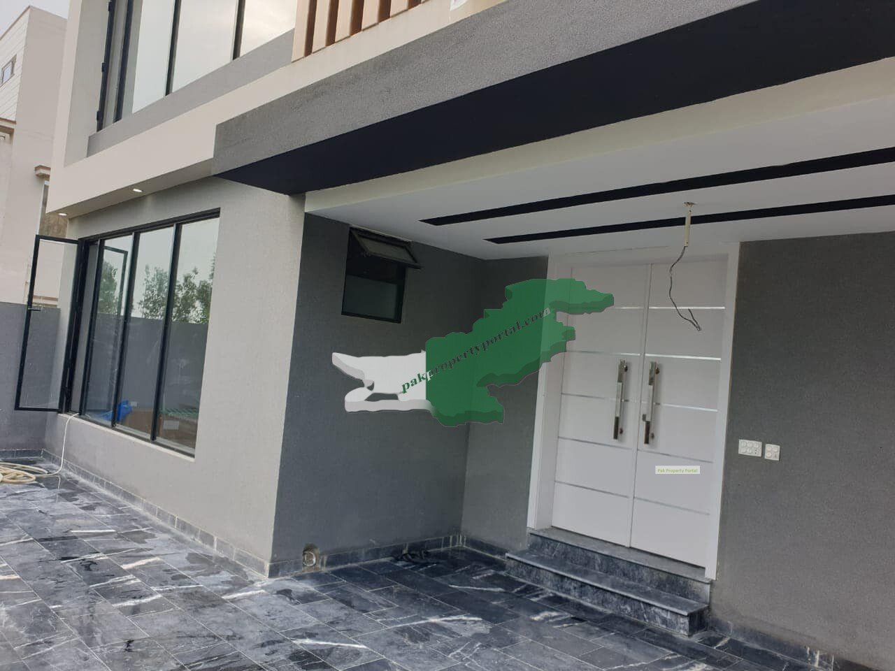 10Marla Brand New House For Sale in  Bahria Town Lahore