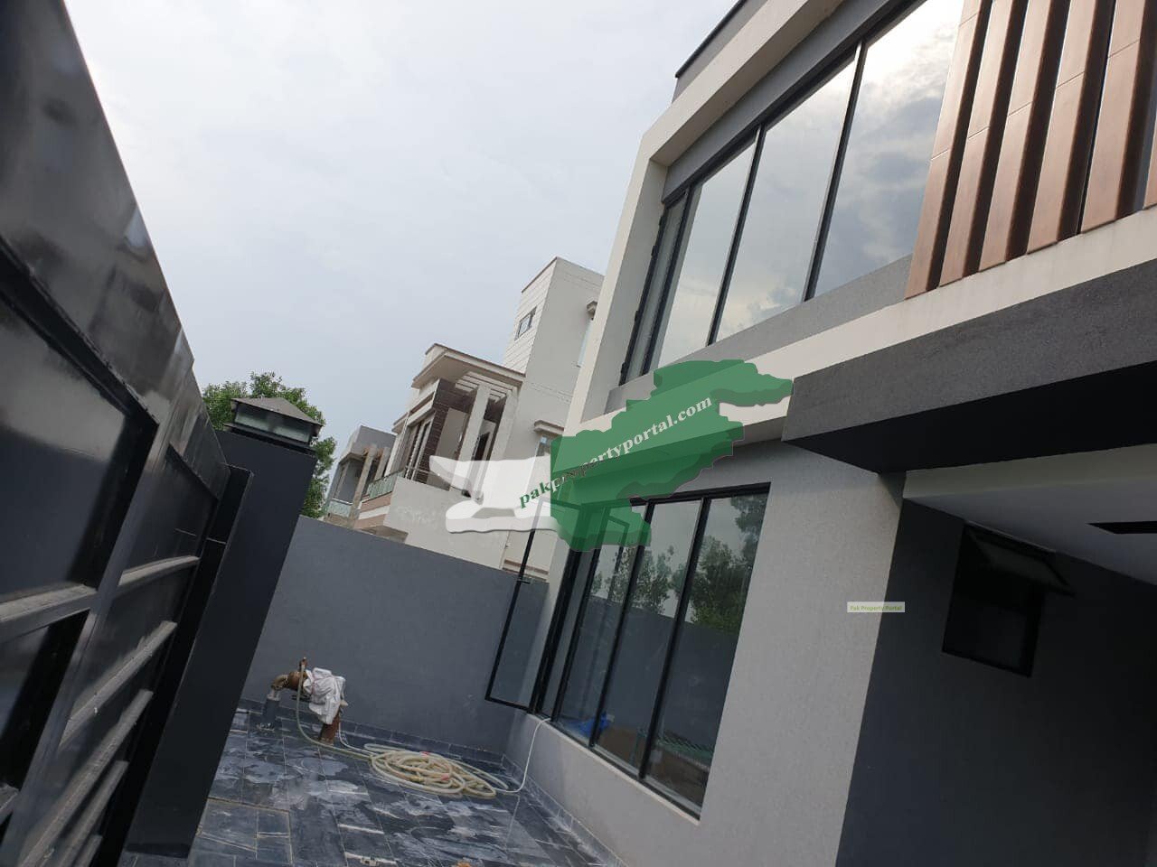 10Marla Brand New House For Sale in  Bahria Town Lahore