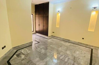 10Marla slightly Used House For Sale in Bahria Town Lahore