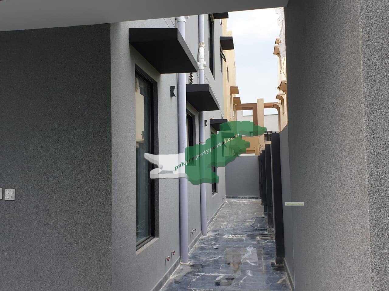 10Marla Brand New House For Sale in  Bahria Town Lahore