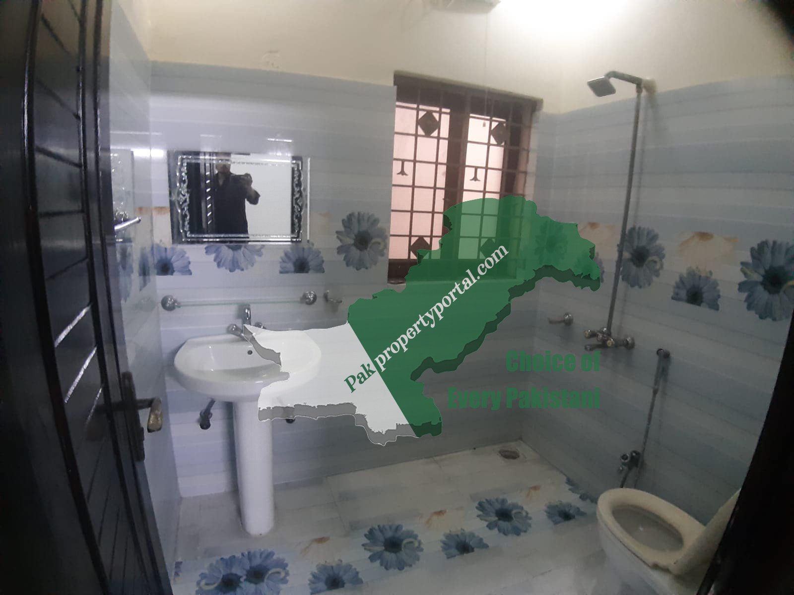 10Marla Lavish Upper Portion Available For Rent in  bahria Town, Tulip Block, Sector C Lahore