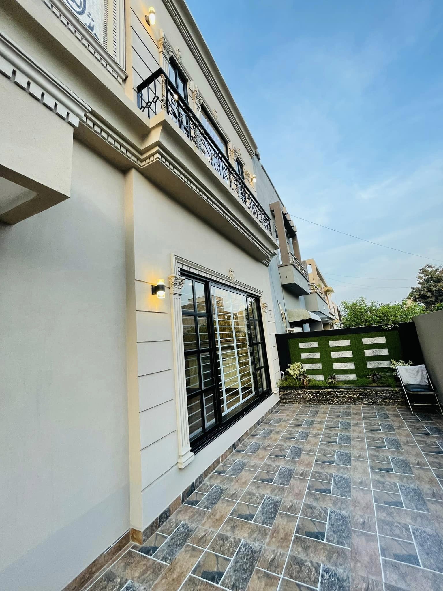 10 Marla Brand New House For Sale In Bahria Town Lahore