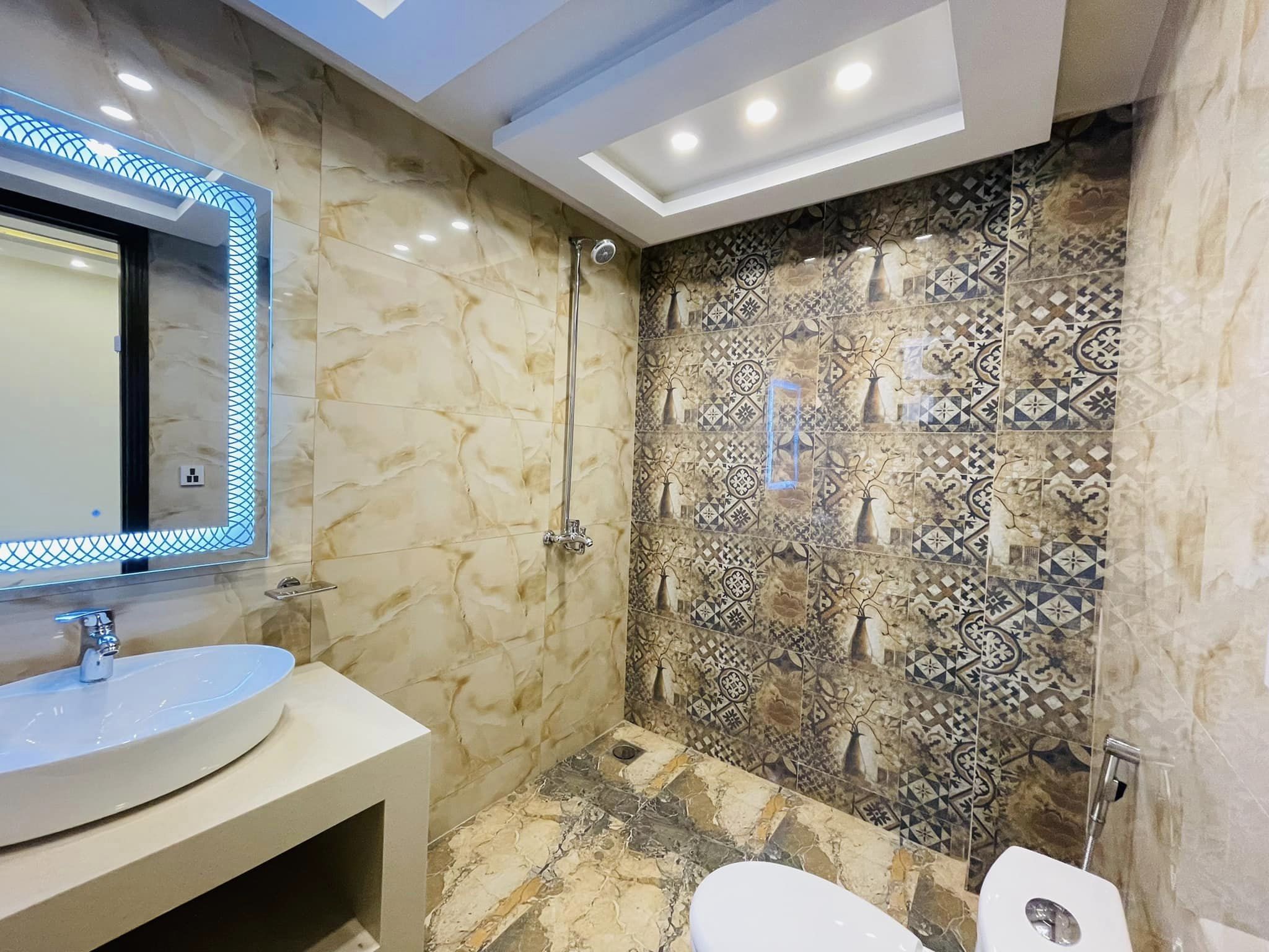 10 Marla Brand New House For Sale In Bahria Town Lahore