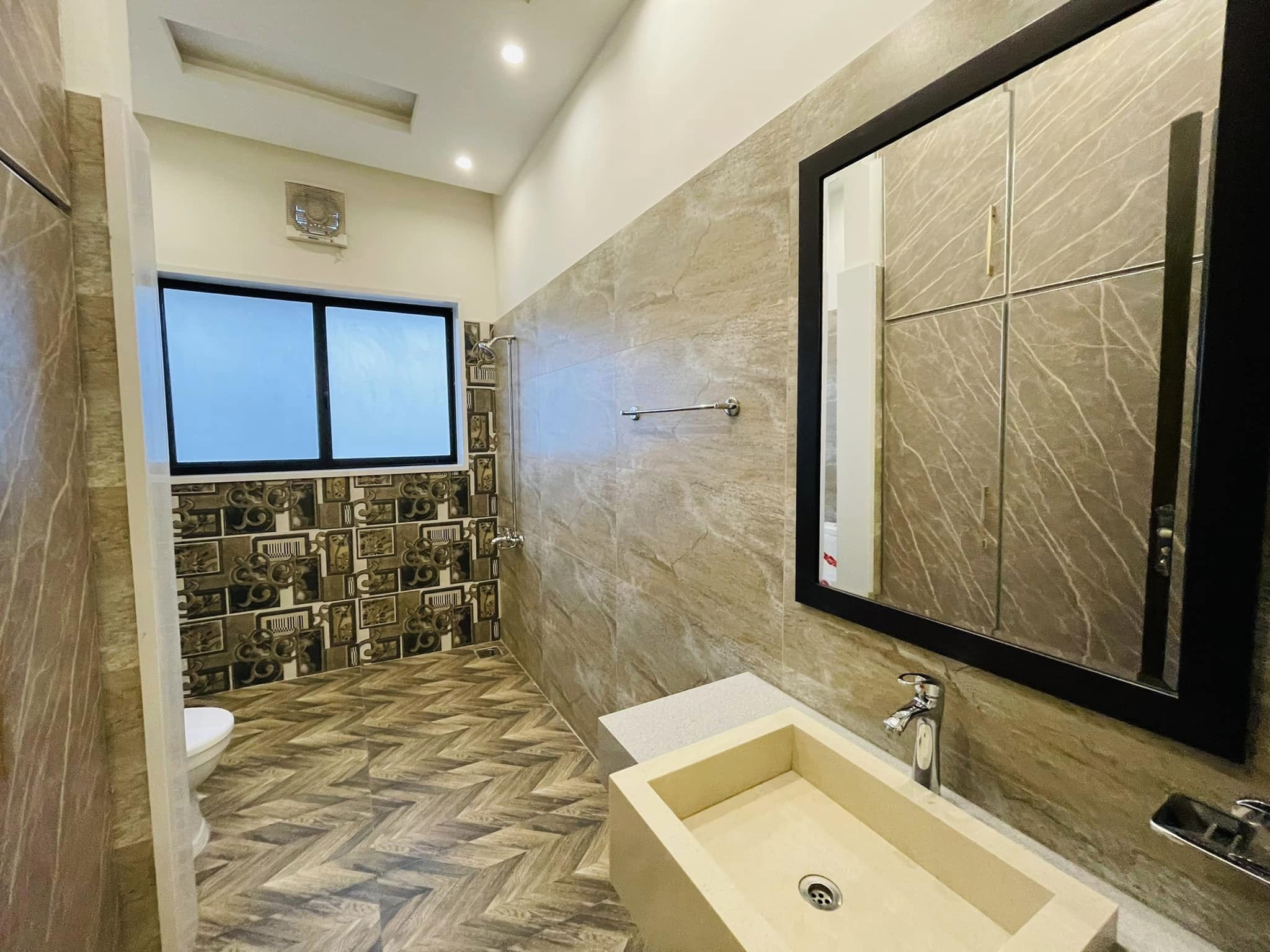 10 Marla Brand New House For Sale In Bahria Town Lahore