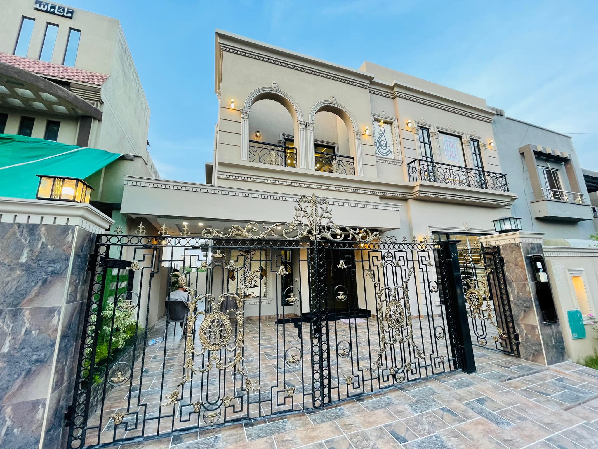 10 Marla Brand New House For Sale In Bahria Town Lahore