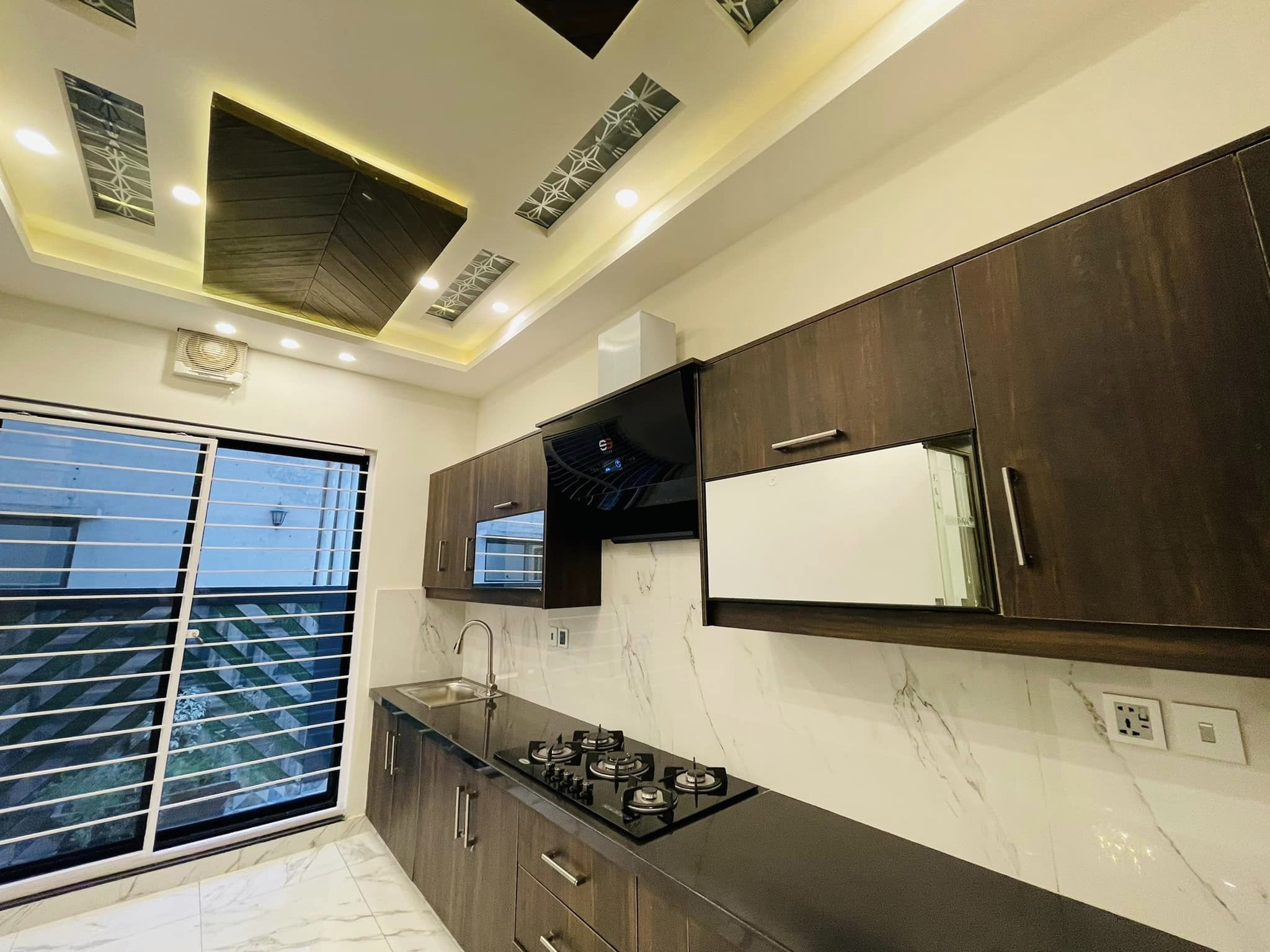 10 Marla Brand New House For Sale In Bahria Town Lahore