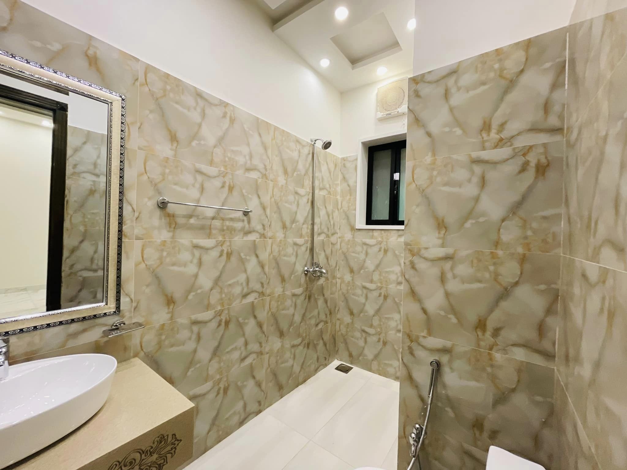 10 Marla Brand New House For Sale In Bahria Town Lahore