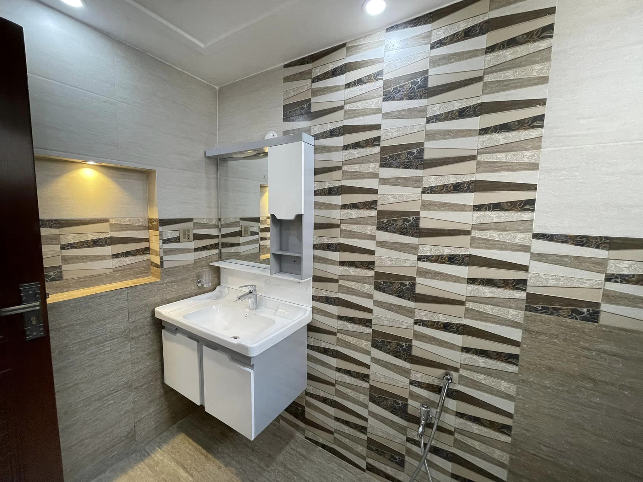 5 Marla brand new house for Sale in Bahria town Lahore