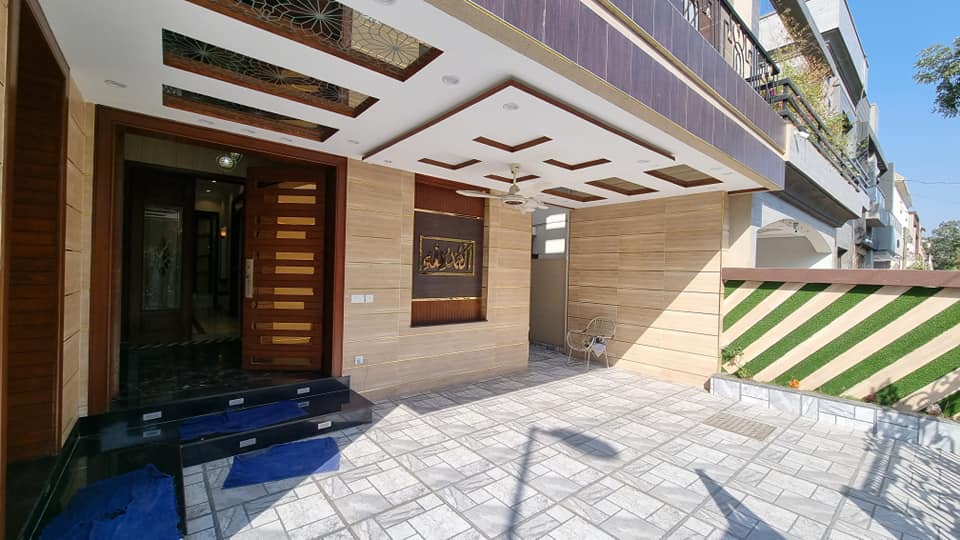 10 Marla house  For Sale at Bahria Town Lahore