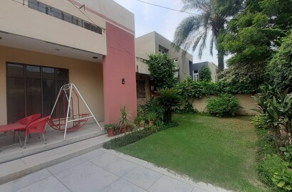 1 KANAL HOUSE FOR SALE  Located in Model Town Ext Lahore