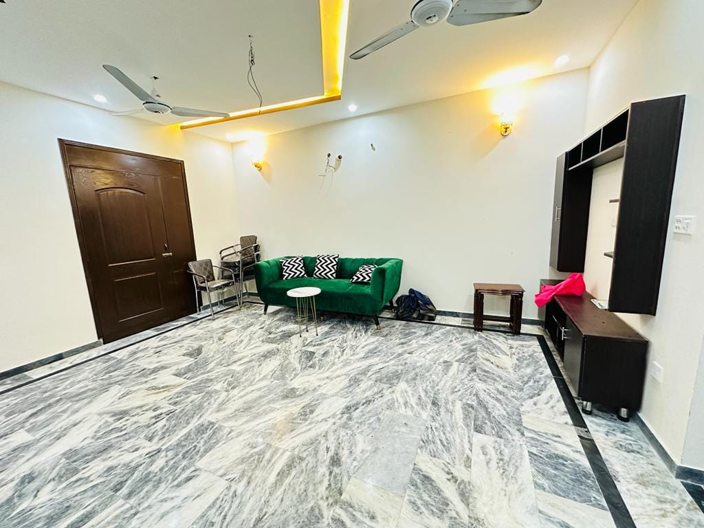 A Beautiful 10 Marla Lower Portion For Rent Near Shouktkhnm UCP Lahore