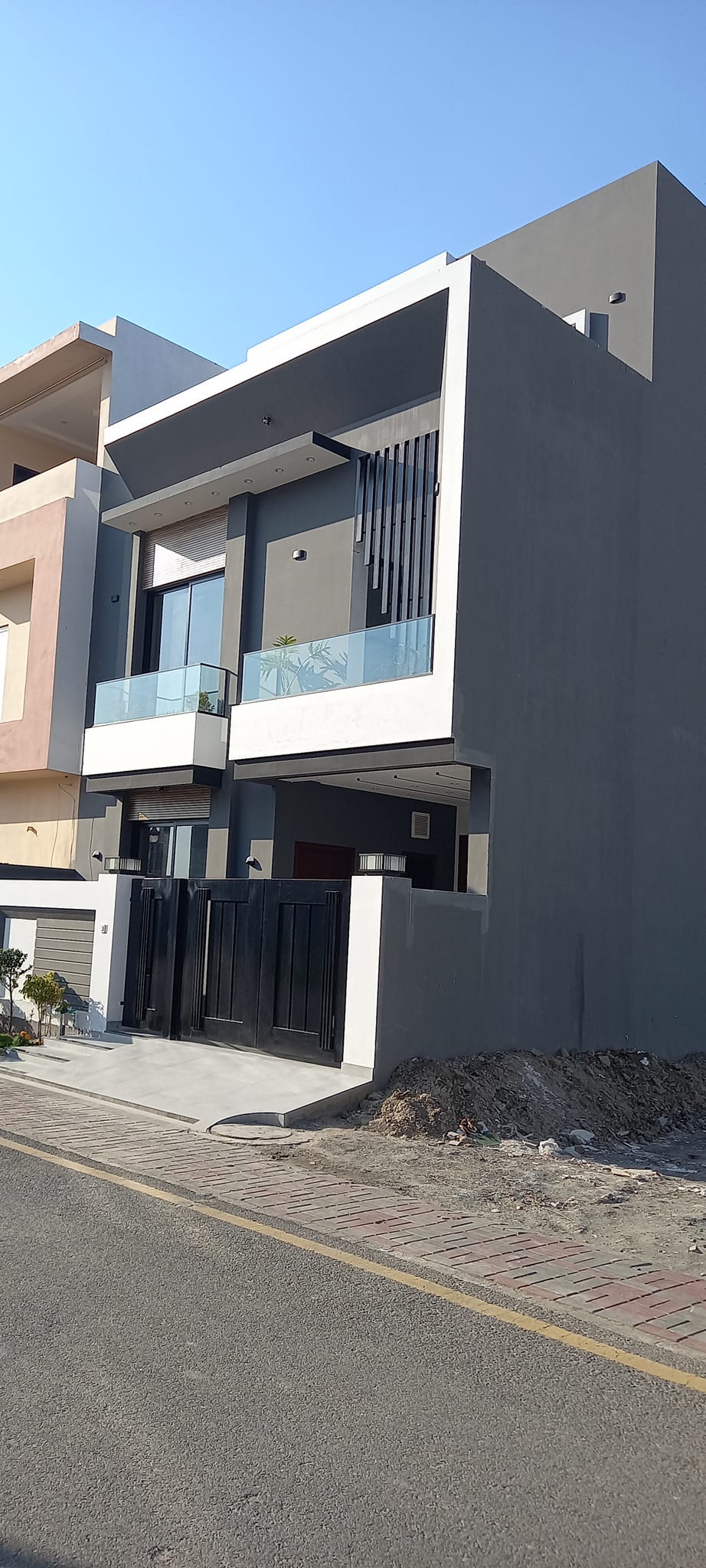 5 Marla Modern House For Sale in DREAM GARDENS DEFENCE ROAD LAHORE