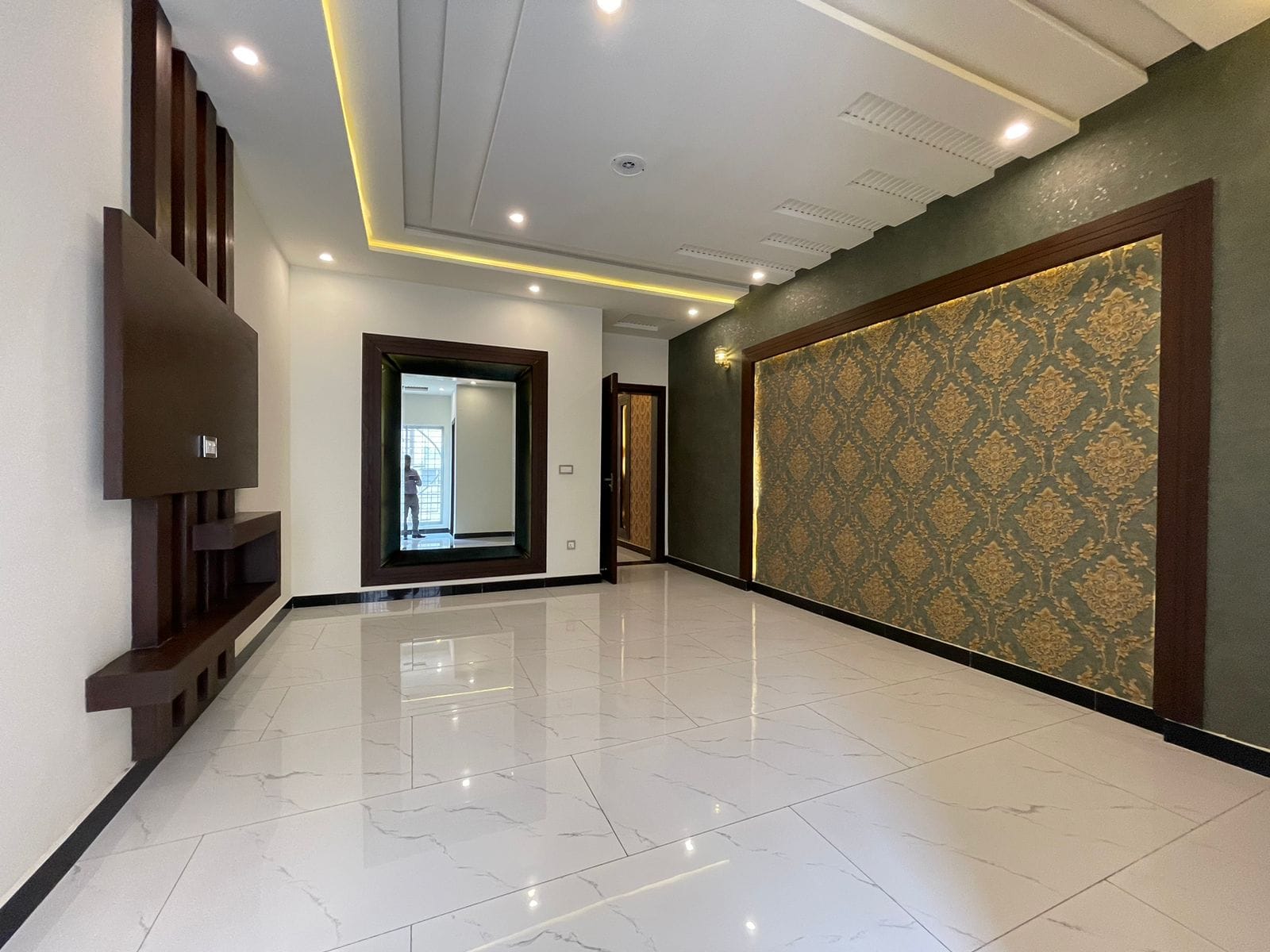 14 MARLA FACING PARK HOUSE FOR SALE in JOHAR TOWN LAHORE