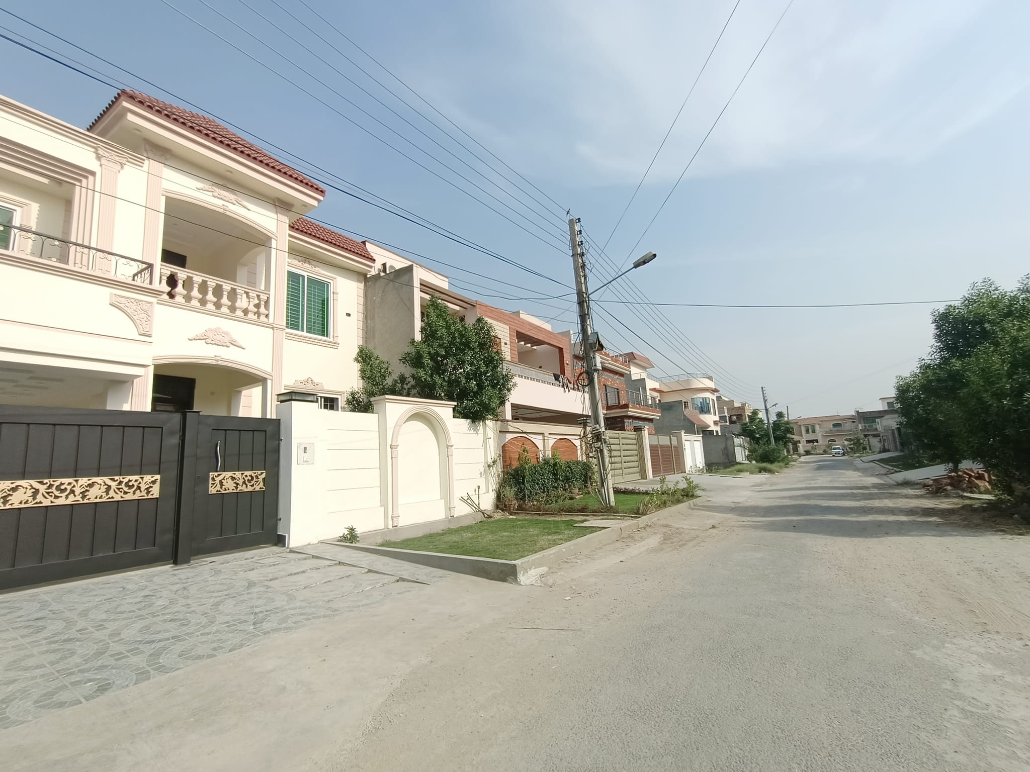 10 Marla Double-story house for sale in Model Town Multan