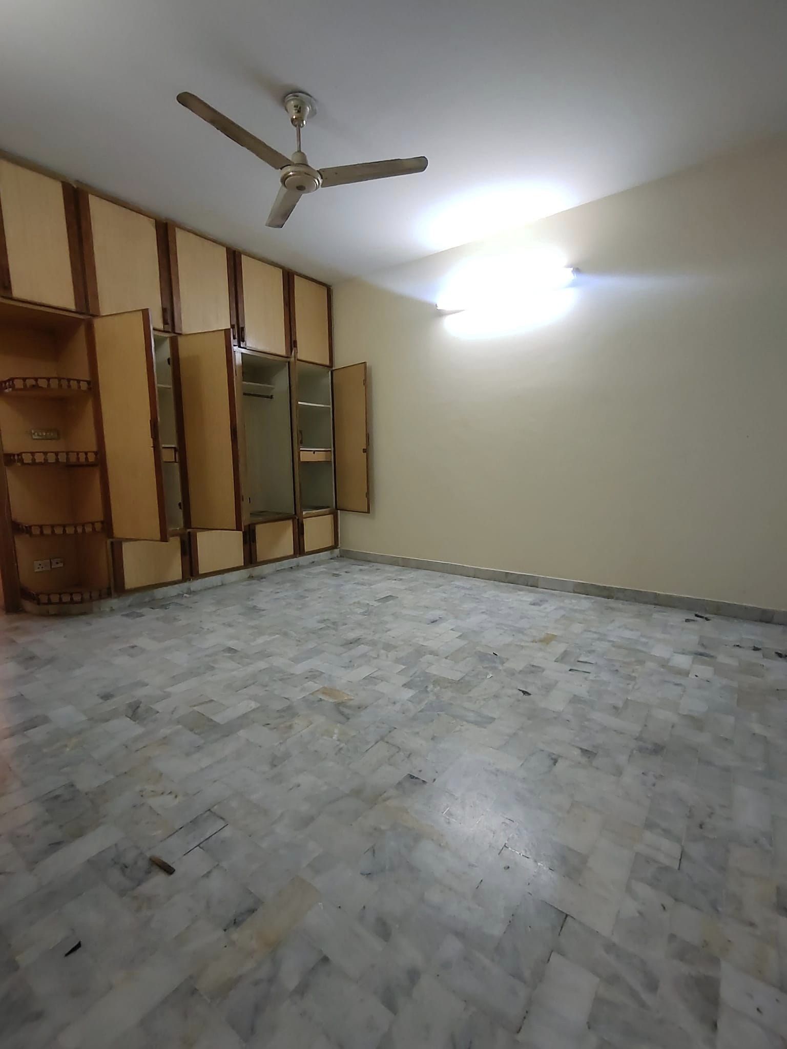 5 Marla Lower Ground Portion For Rent in F-11 Islamabad