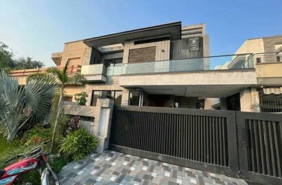 10 Marla top notching villa available for sale in DHA Lahore