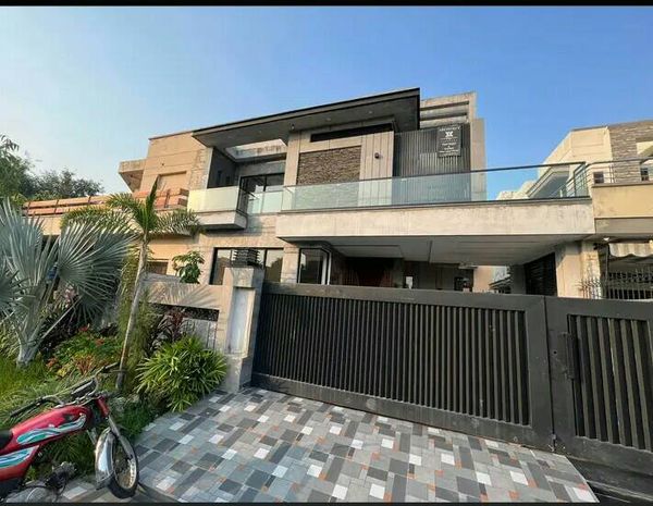 10 Marla top notching villa available for sale in DHA Lahore