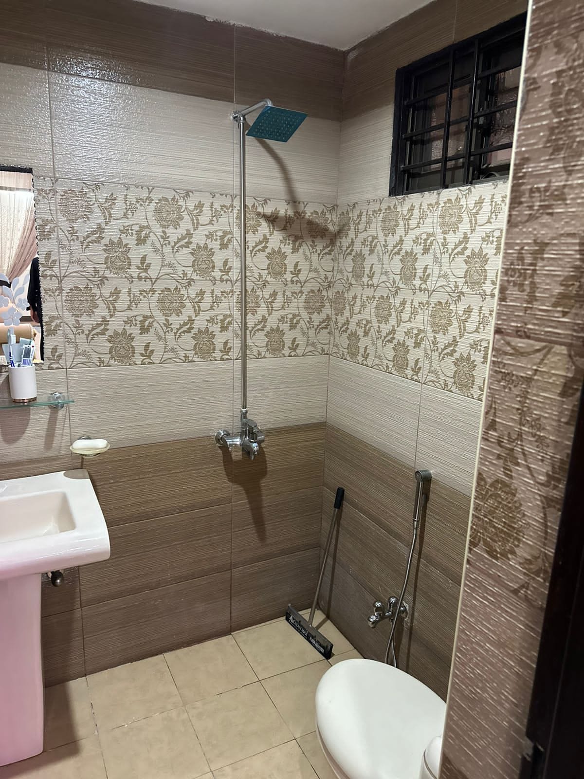 Luxury 10 Marla House For Sale in  Shadman Colony Gujrat