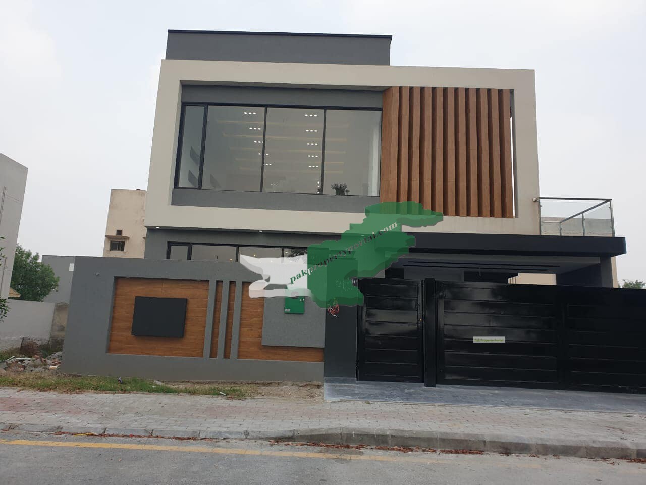 10Marla Brand New House For Sale in  Bahria Town Lahore