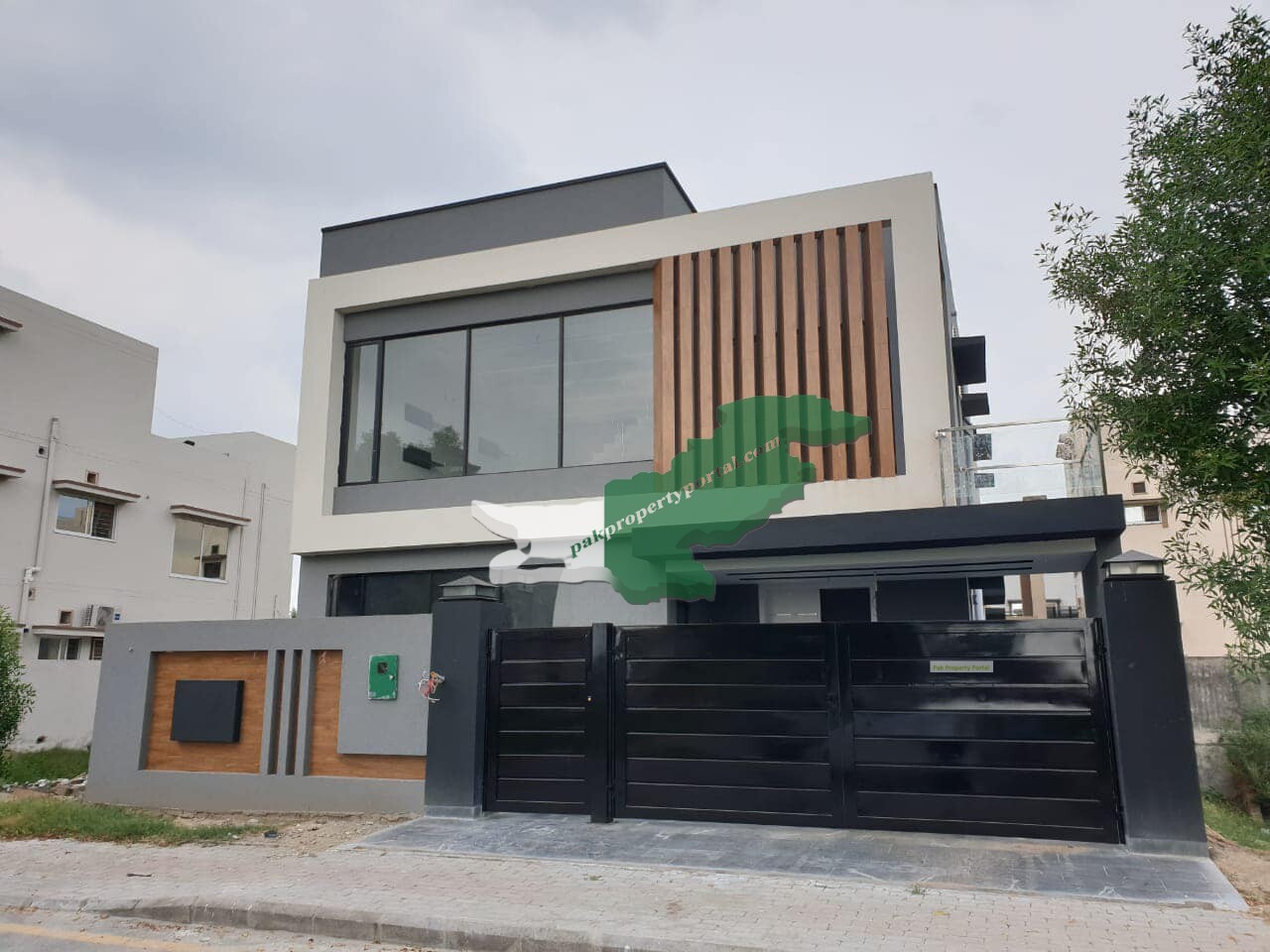 10Marla Brand New House For Sale in  Bahria Town Lahore
