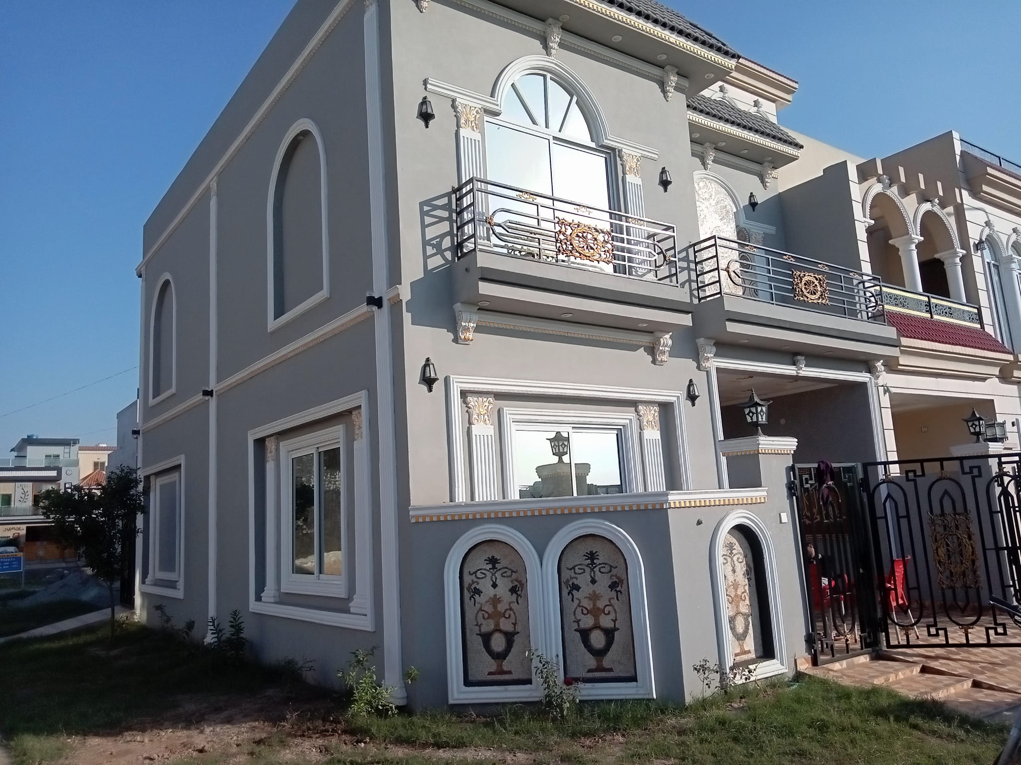 5 Marla Spanish design corner house available for sale in park view city Lahore